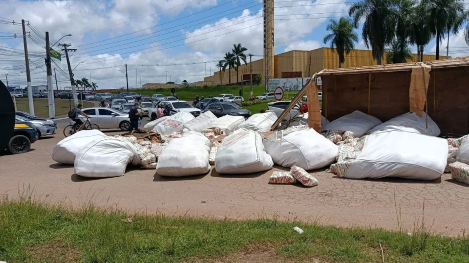 Caminhão com 24 toneladas de açúcar tomba na BR-364 e causa congestionamento em Rio Branco;