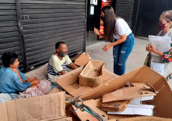 Idoso em situação de rua é resgatado e levado para abrigo, em Manaus