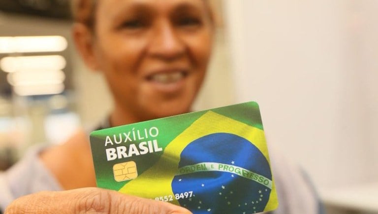 Cartão do Auxílio Brasil. Foto: Júlio Dutra/ Min. Cidadania.
