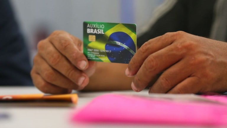 Cartão do Auxílio Brasil. Foto: Júlio Dutra/ Min. Cidadania
