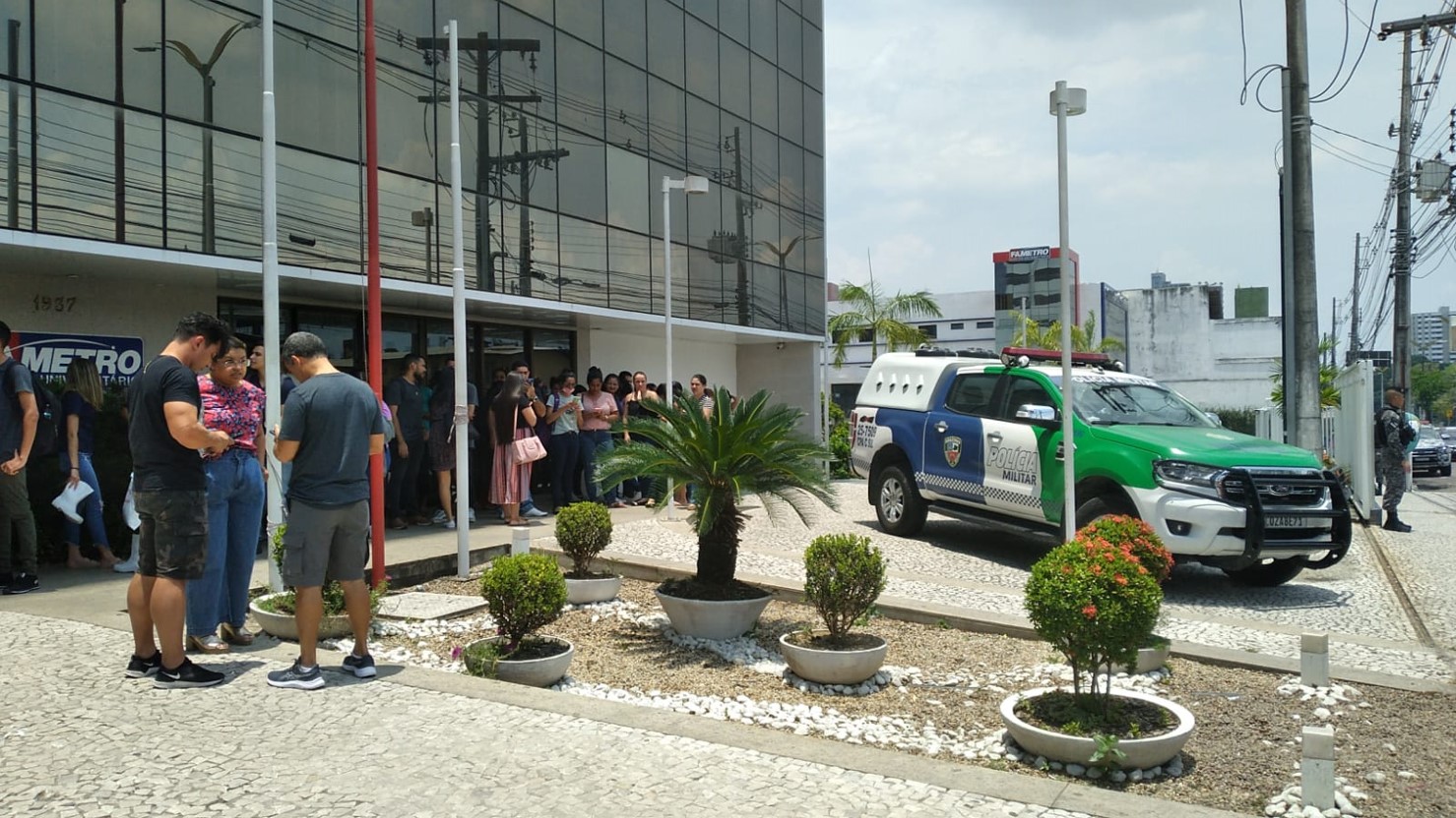 Crédito: Portal Norte- Alunos na frente da Instituição Superior de Ensino, em Manaus