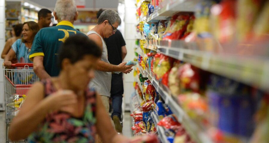 Desaceleração do PIB causada por alta da inflação reflete no poder de compra de consumidores