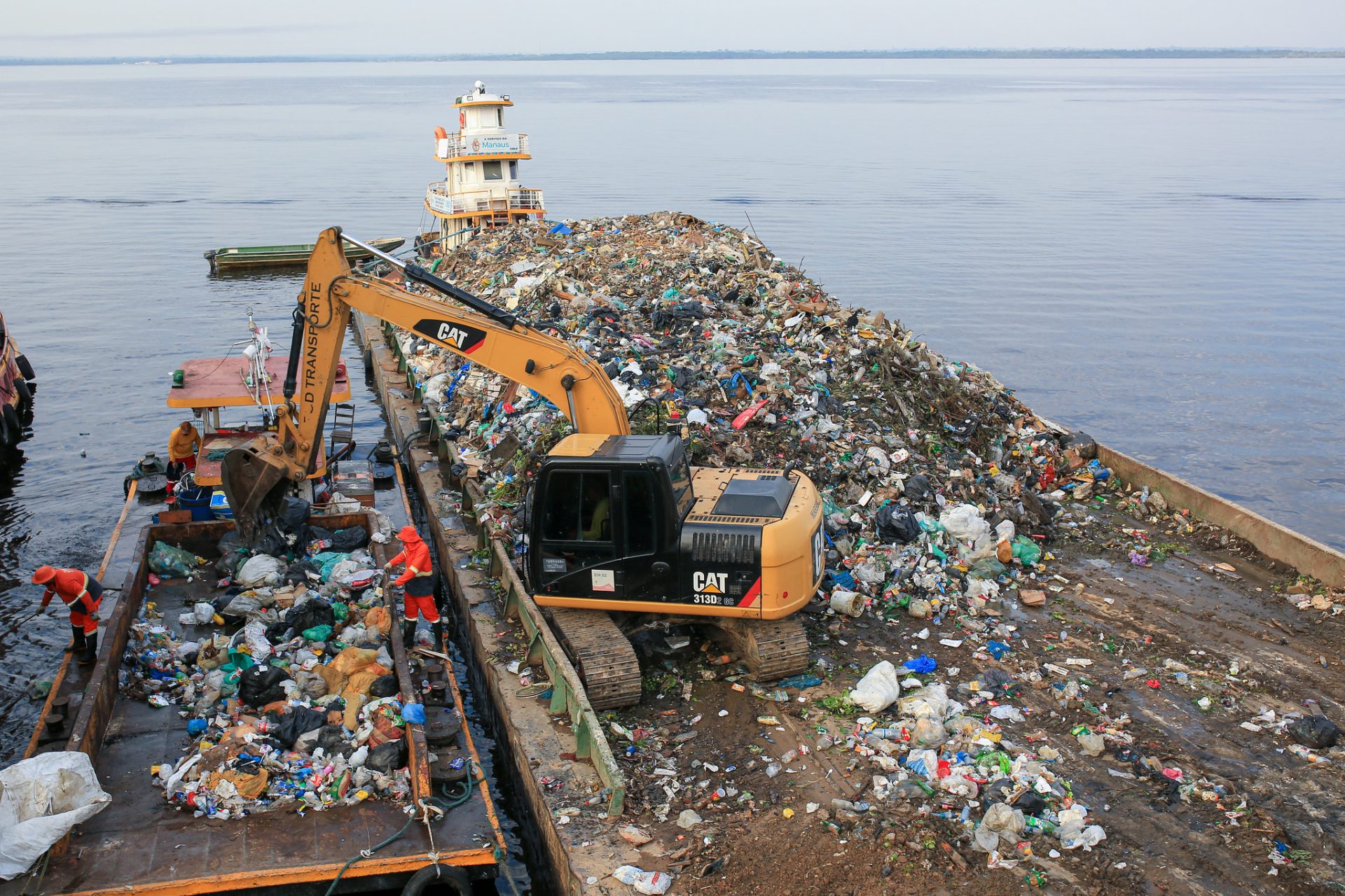 Mais de 6,7 mil toneladas de lixo já foram retiradas do Rio Negro, em Manaus