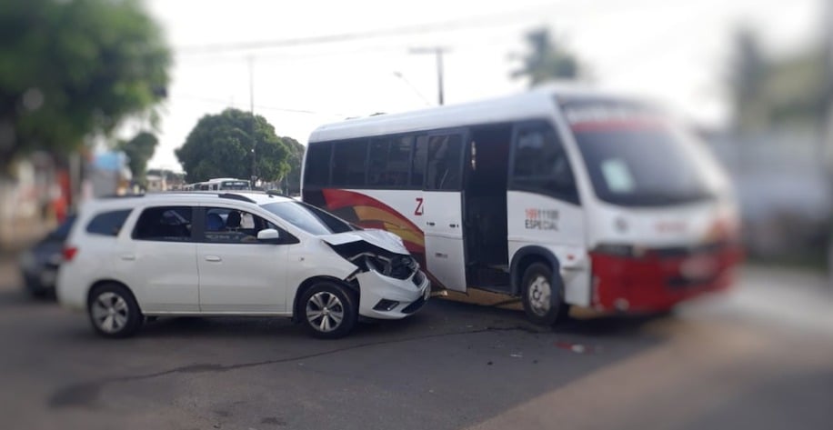 Acidente de trânsito entre dois veículos em Manaus