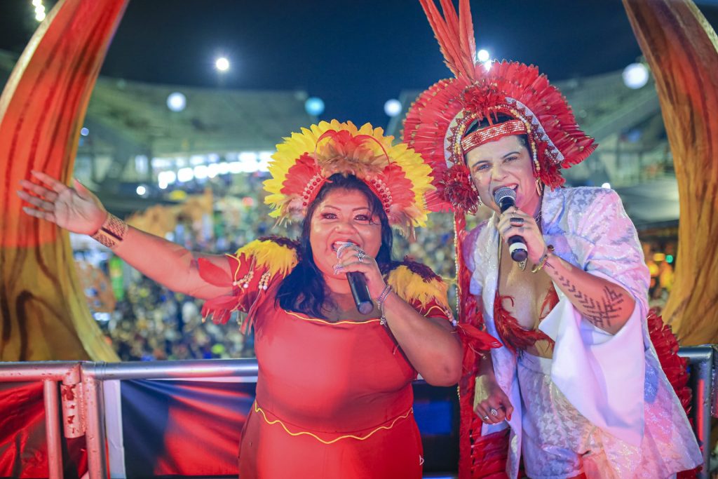 Boi Manaus 2022: imagem mostra Márcia Siqueira e Márcia Novo cantando parabéns à Manaus - Foto: Prefeitura de Manaus