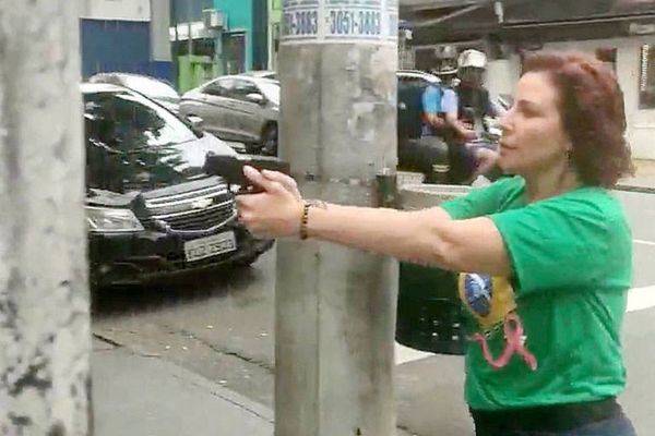 Carla Zambelli aponta arma para homem em São Paulo - Foto: Reprodução/Internet