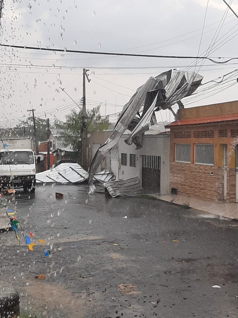 Chuva destelha casa em Manaus - Foto: Defesa Civil de Manaus