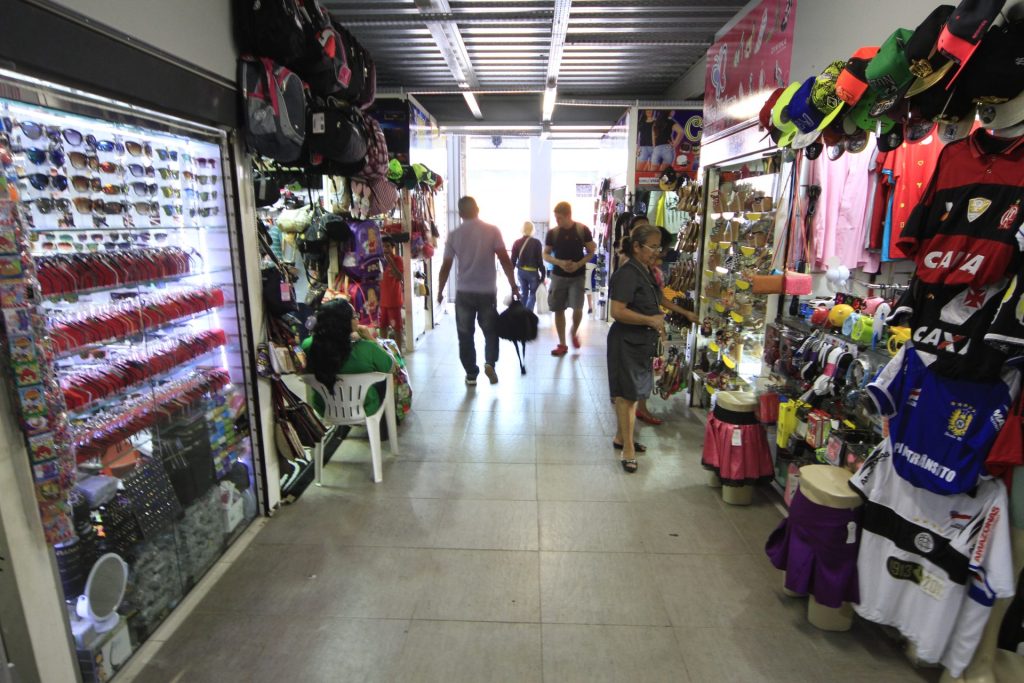 Lojas do centro devem funcionar até 13h no feriado de Finados - Foto: Márcio James/ Semcom comércio