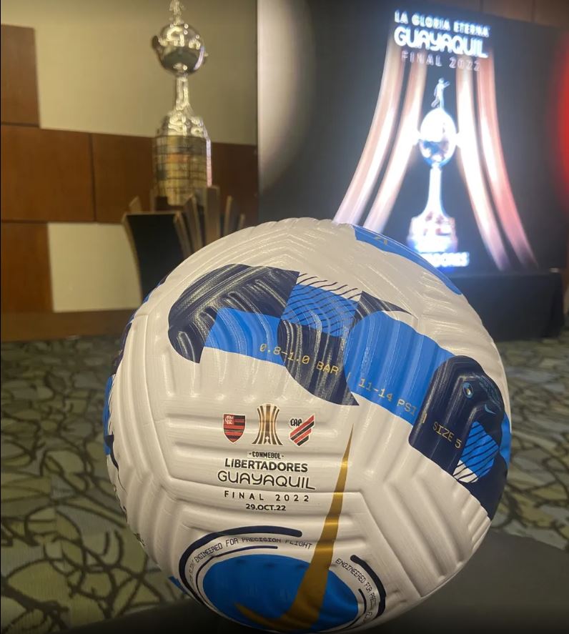 Bola da final Libertadores foi apresentada nesta quinta - Foto: Reprodução/Twitter @conmebol