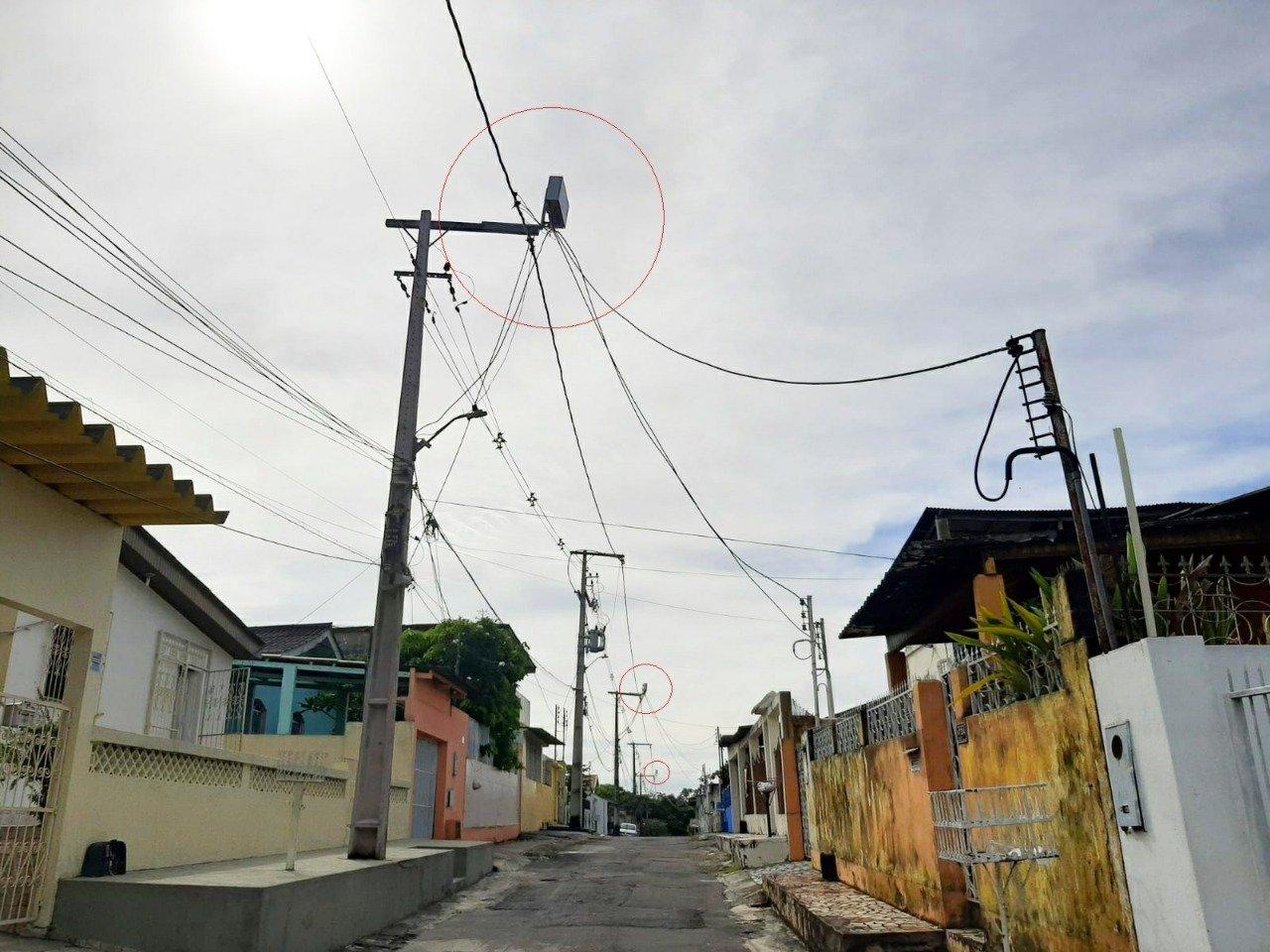Medidores aéreos instalados no bairro Parque Dez - Foto: André Meirelles/Portal Norte