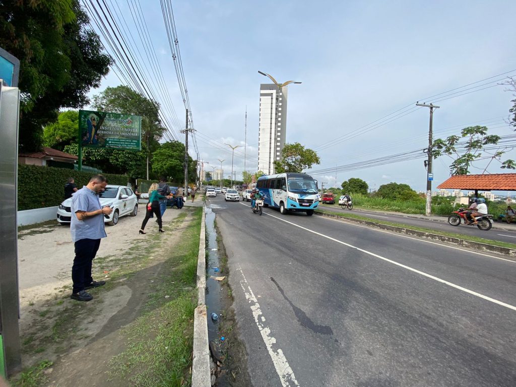 Trânsito próximo a Escola Estadual Santana, na Avenida André Araújo, na Zona Centro-Sul de Manaus - Foto: André Meirelles/Portal Norte