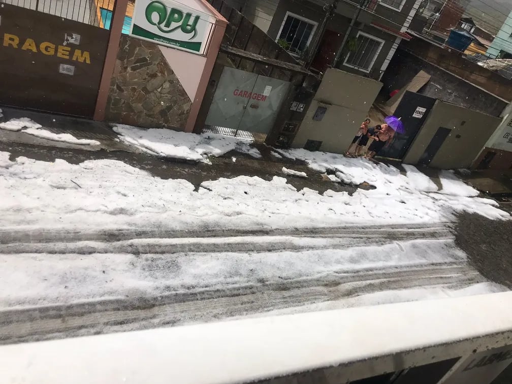 Chuva de granizo deixou ruas da cidade parecendo que estavam cobertas de neve - Foto: Reprodução/Redes Sociais