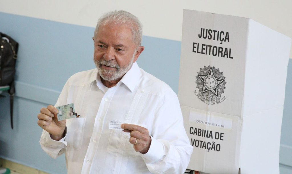 Lula votou por volta das 9h20 (horário de Brasília) em São Bernardo do Campo (ABC Paulista), seu berço político - Foto: Rovena Rosa/Agência Brasil