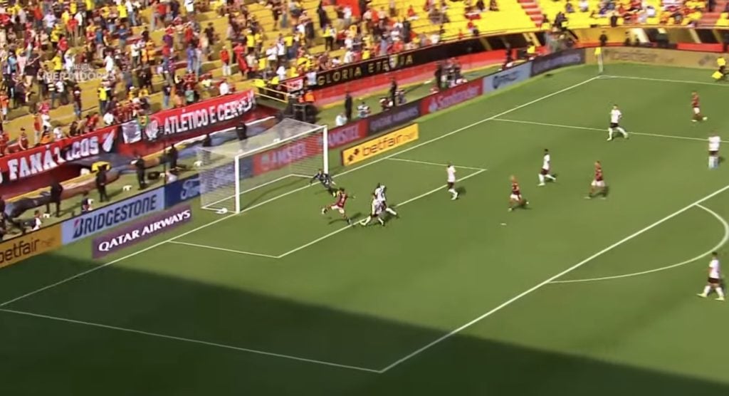 Imagem mostra reprodução do momento em que Gabigol faz 1 a 0 para o Flamengo