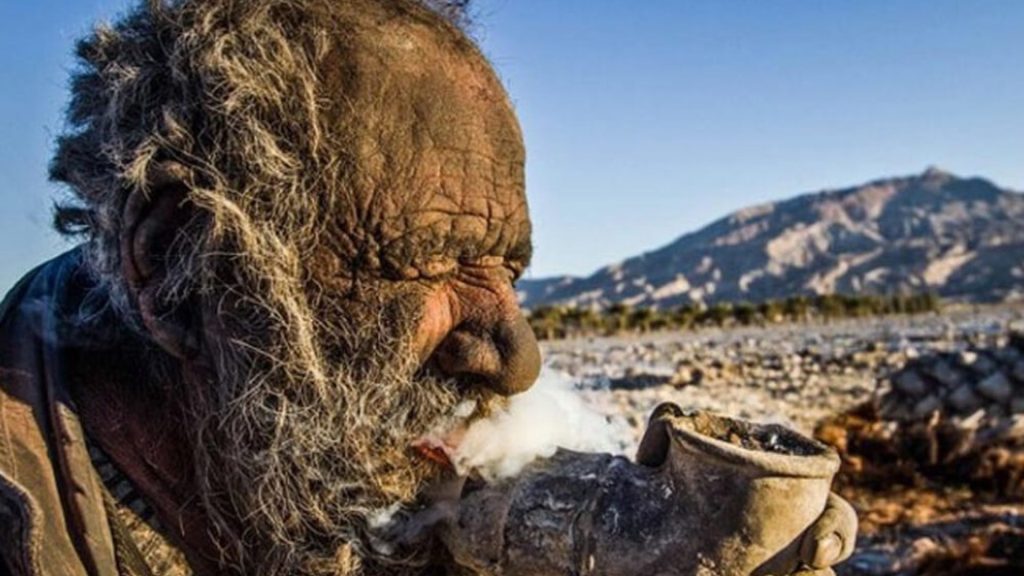 Amou Haji, o homem mais sujo do mundo fumava um cachimbo com excrementos de animais - Foto: Reprodução/Curiozone