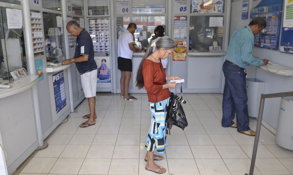 Pessoas jogando na loteria no Brasil