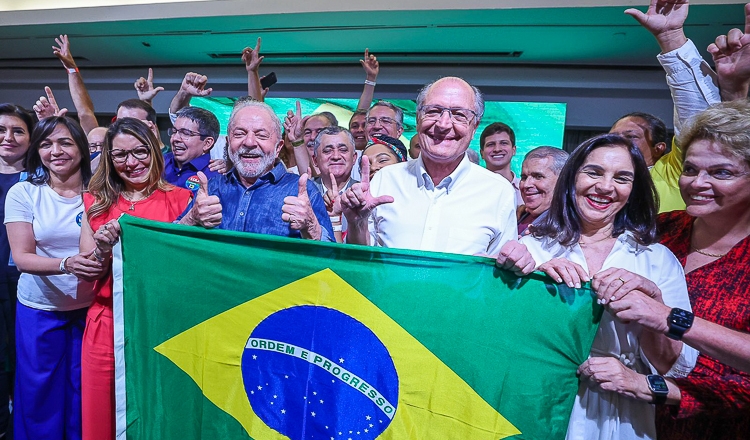Discurso de Lula: presidente eleito e apoiadores seguram a bandeira do Brasil logo após ler o discurso - Foto: Reprodução/Ricardo Stuckert/PT