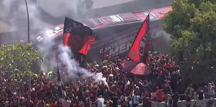 AeroFla ao vivo: imagem mostra ônibus do Flamengo chegando ao Galeão, no RJ - Foto: Reprodução/Youtube @flatv