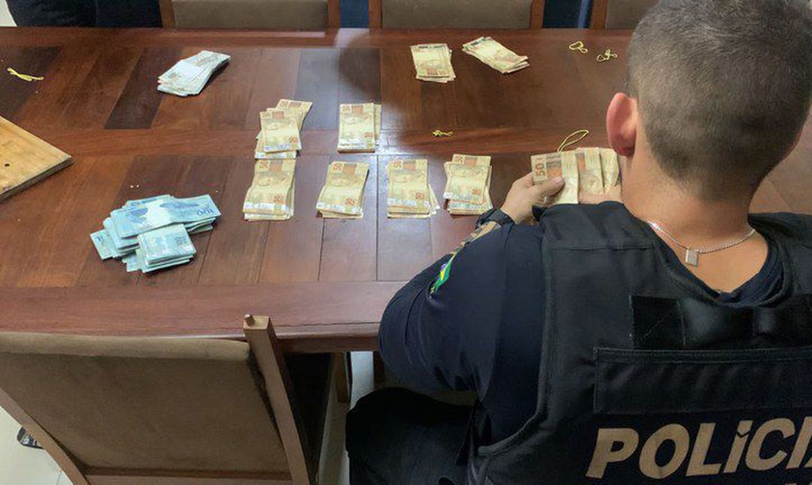 Polícia Federal cumpre 12 mandados de busca e apreensão contra grupo especializado no contrabando de cigarros - Foto: Divulgação/Polícia Federal