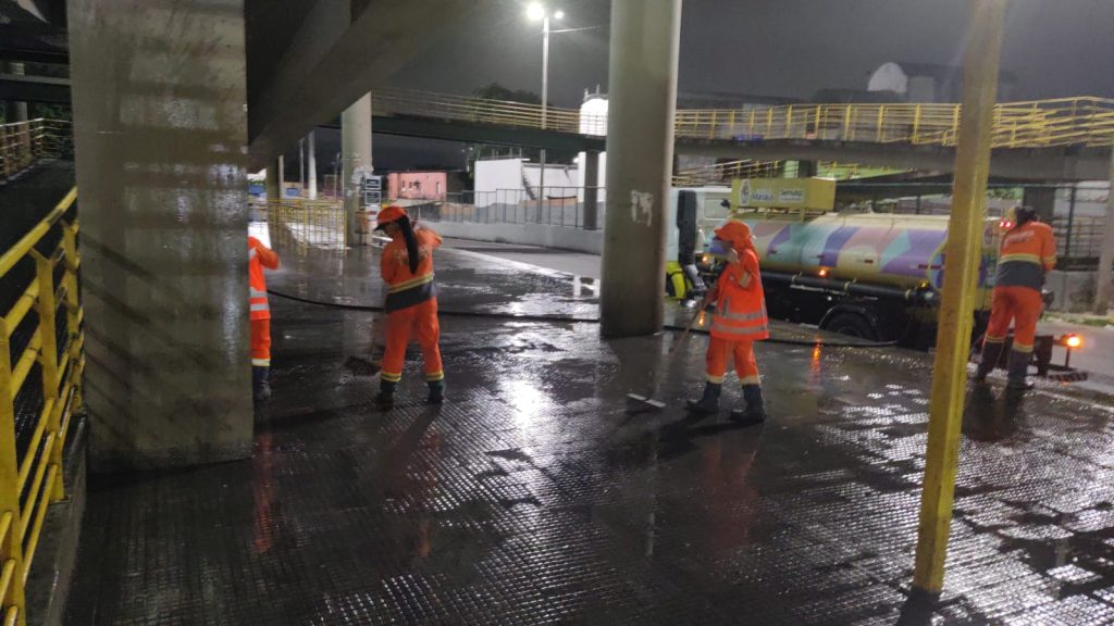 Serviço de limpeza nos terminais de ônibus é realizado por cerca de 10 servidores - Foto: Divulgação/Semulsp