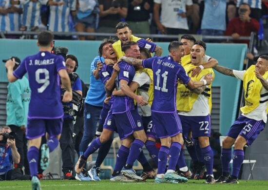 Argetinos comemoram triunfo e classificação às oitavas da Copa - Foto: Heuler Andrey/Dia Esportivo/Estadão Conteúdo