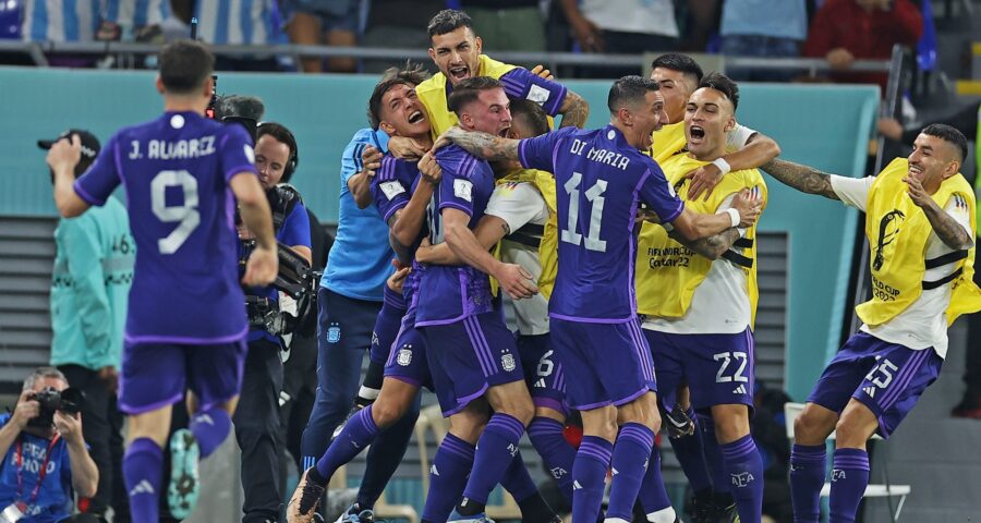 Argetinos comemoram triunfo e classificação às oitavas da Copa - Foto: Heuler Andrey/Dia Esportivo/Estadão Conteúdo