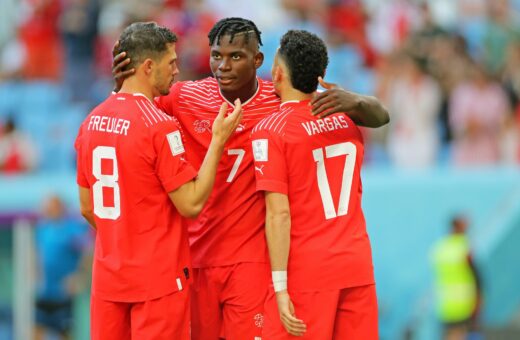 Atacante da Suíça Breel Embolo celebra gol com demais jogadores no primeiro jogo da seleção dele na Copa - Foto: Heuler Andrey/Dia Esportivo/Estadão Conteúdo