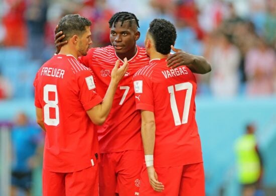 Atacante da Suíça Breel Embolo celebra gol com demais jogadores no primeiro jogo da seleção dele na Copa - Foto: Heuler Andrey/Dia Esportivo/Estadão Conteúdo