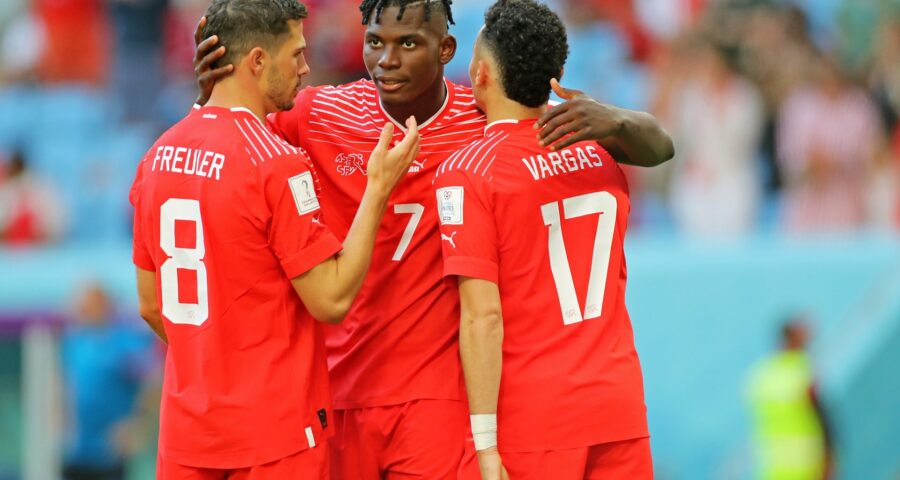 Atacante da Suíça Breel Embolo celebra gol com demais jogadores no primeiro jogo da seleção dele na Copa - Foto: Heuler Andrey/Dia Esportivo/Estadão Conteúdo