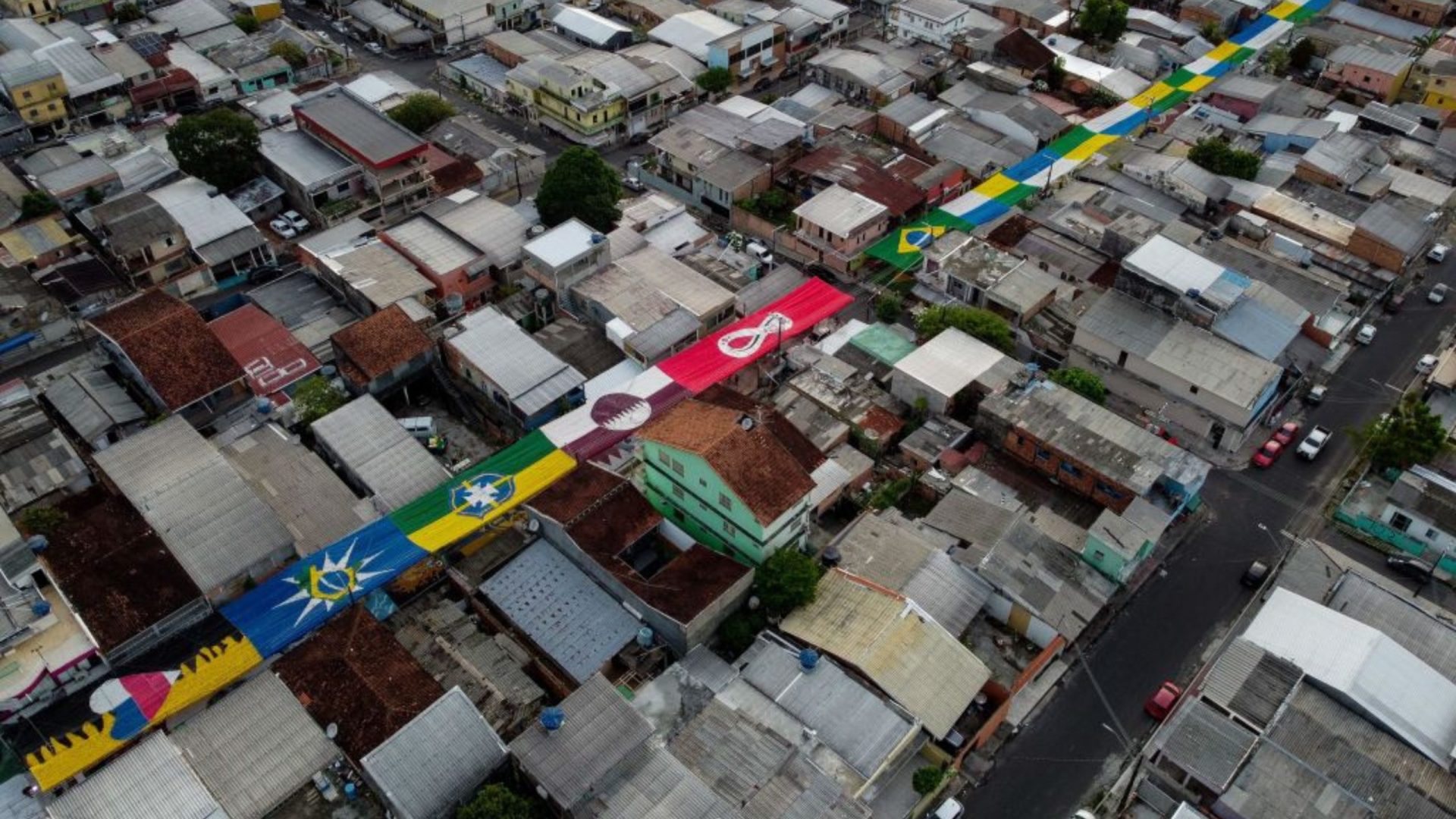 Ruas enfeitadas em Manaus para a Copa do Catar - Foto: Reprodução/Twitter@FIFAcom