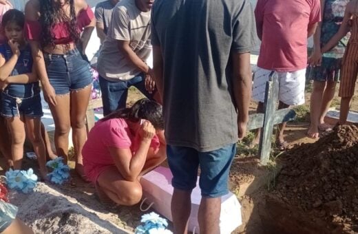 Corpo de bebê espancado e asfixiado pela mãe é sepultado em Borba-AM