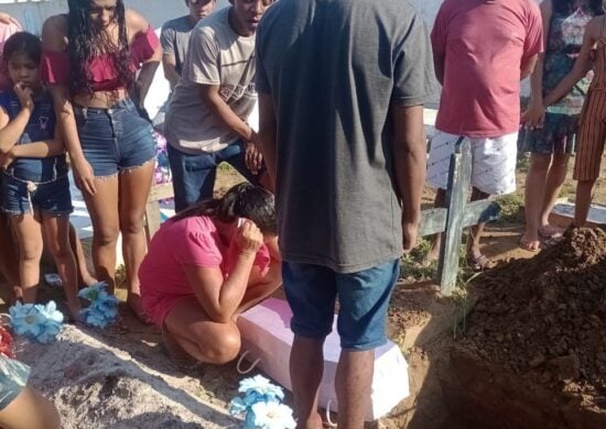 Corpo de bebê espancado e asfixiado pela mãe é sepultado em Borba-AM