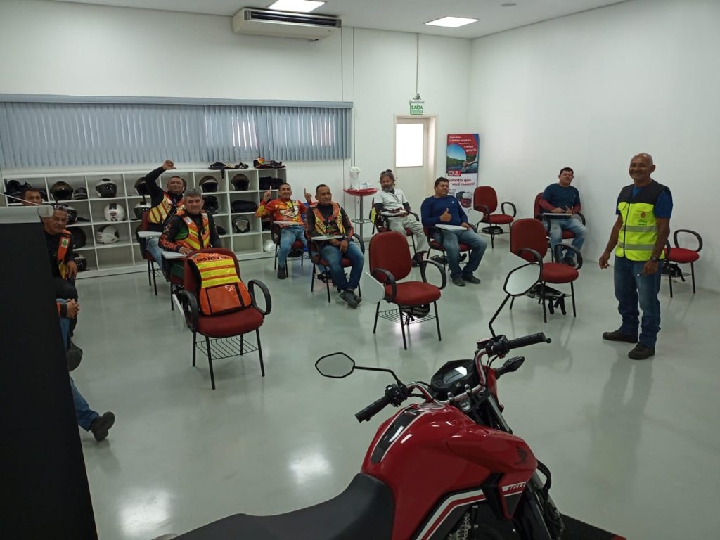 Mototaxistas de Manaus tiveram aulas com educadores do IMMU, em parceria com Moto Honda da Amazônia - Foto: Divulgação/IMMU