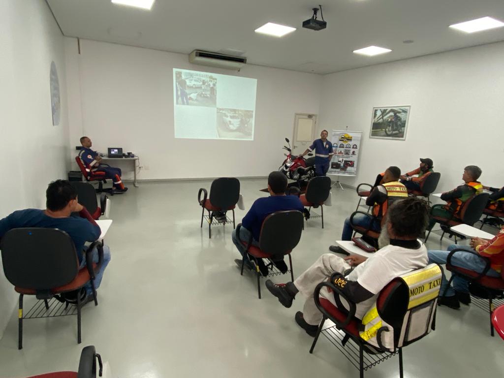 Curso para os mototaxistas de Manaus contou com teoria e prática - Foto: Divulgação/IMMU