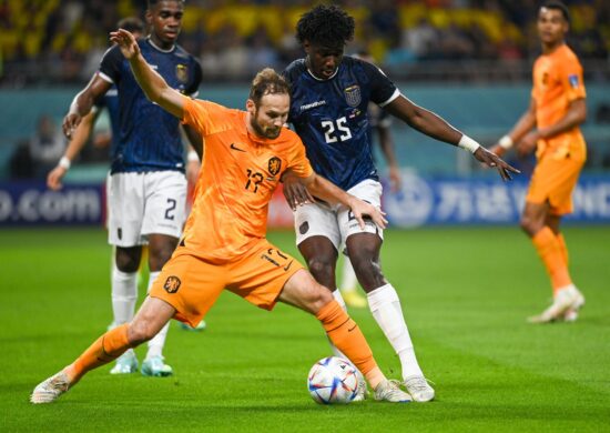 Holanda x Equador Daley Blind da Holanda e J. Porozo do Equador durante partida entre Holanda x Equador, válida pela fase de grupos da Copa do Mundo - Foto: Richard Callis/ Foto Arena/ Estadão Conteúdo