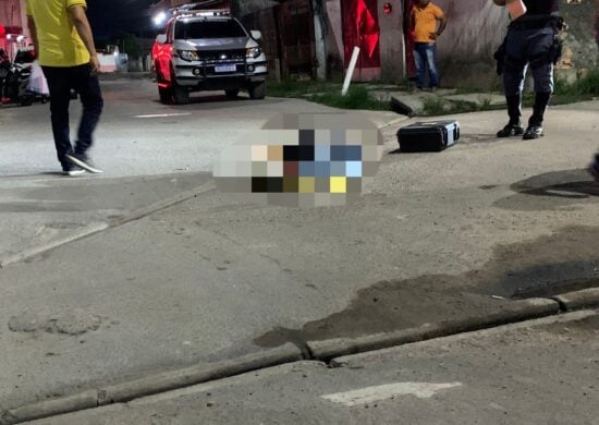 Homem é executado a tiros no meio da rua