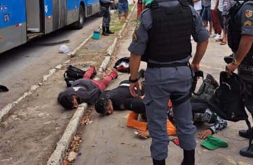 Motorista emite sinal de alerta e salva ônibus de assalto em Manaus