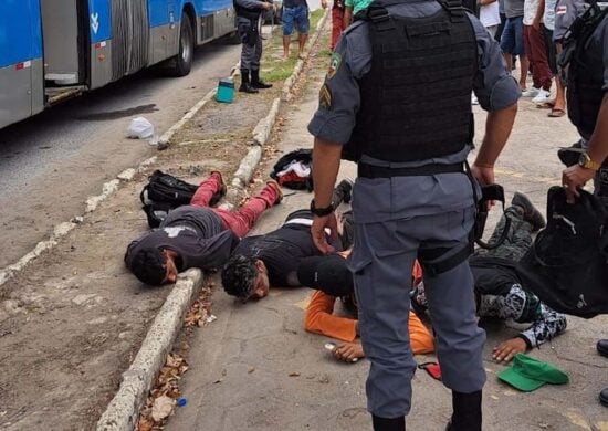 Motorista emite sinal de alerta e salva ônibus de assalto em Manaus