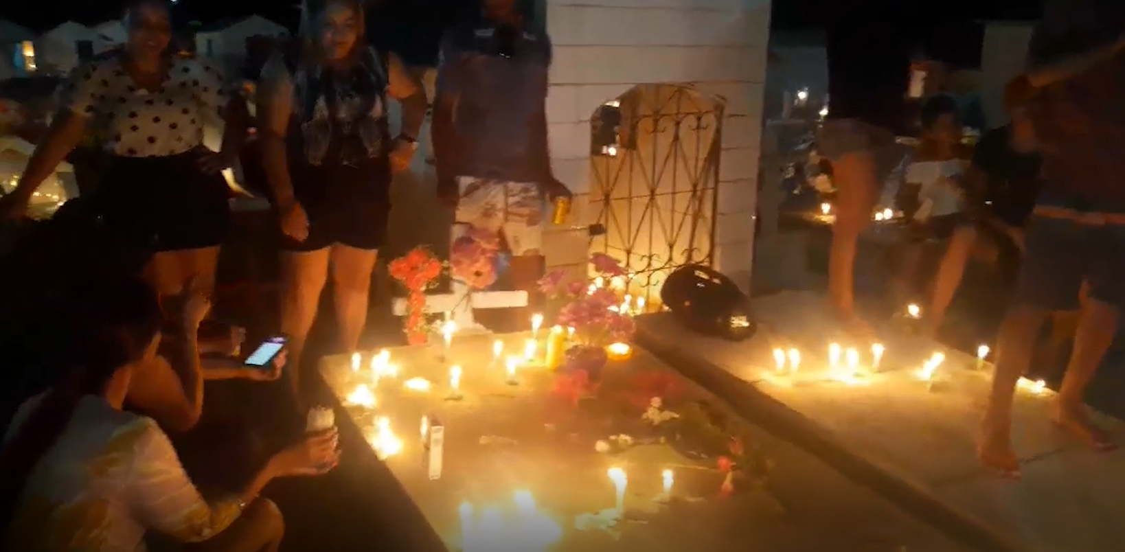 Música no cemitério amigos e familiares homenageiam jovem assassinado no AM