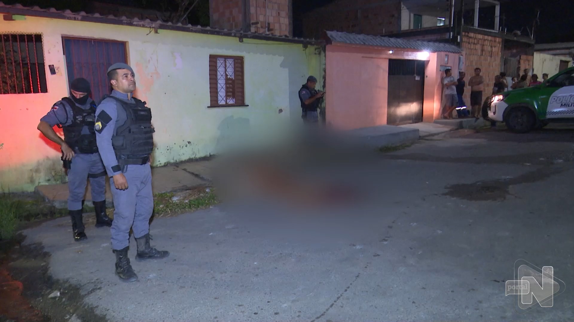 Homem é morto e jogado de carro preto em rua da Zona Leste de Manaus
