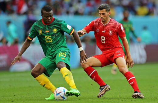 Suíça x Camarões: Remo Freuler, da Suíça, disputa lance com Nouhou Tolo, de Camarões, durante partida válida pelo Grupo G da Copa do Mundo Fifa Catar 2022, no Estádio Al Janoub, em Doha, nesta quinta-feira, 24 - Foto: Heuler Andrey/Dia Esportivo/Estadão Conteúdo