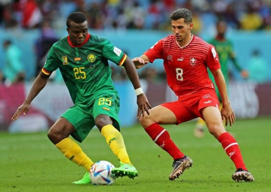 Suíça x Camarões: Remo Freuler, da Suíça, disputa lance com Nouhou Tolo, de Camarões, durante partida válida pelo Grupo G da Copa do Mundo Fifa Catar 2022, no Estádio Al Janoub, em Doha, nesta quinta-feira, 24 - Foto: Heuler Andrey/Dia Esportivo/Estadão Conteúdo