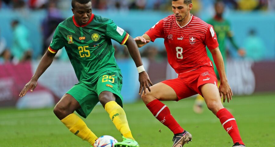 Suíça x Camarões: Remo Freuler, da Suíça, disputa lance com Nouhou Tolo, de Camarões, durante partida válida pelo Grupo G da Copa do Mundo Fifa Catar 2022, no Estádio Al Janoub, em Doha, nesta quinta-feira, 24 - Foto: Heuler Andrey/Dia Esportivo/Estadão Conteúdo