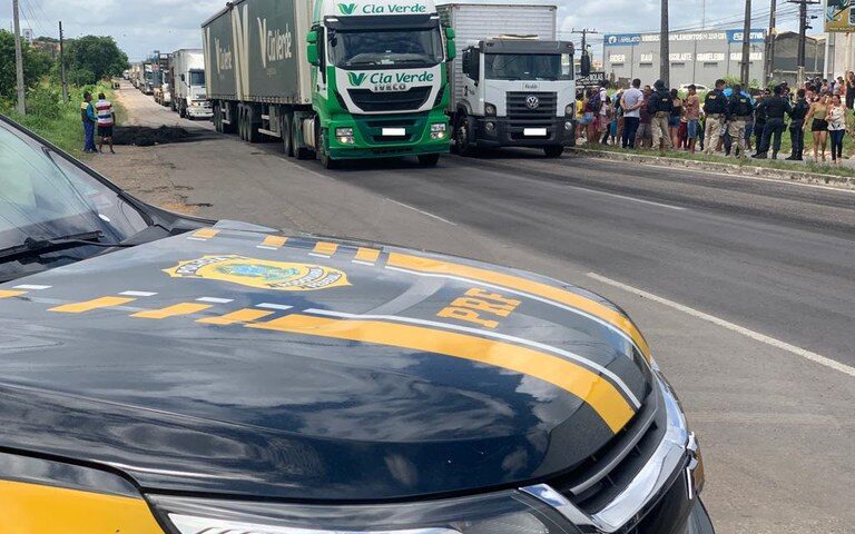 Rodovias Federais Agentes da Polícia Rodoviária Federal (PRF) na BR-101, em Sergipe - Foto: Divulgação/PRF