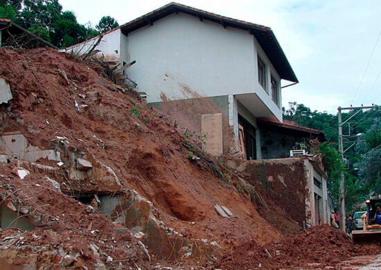 Riscos ambientais - Habitantes em áreas de risco estão sujeitos a danos humanos e materiais - Foto: Paulo Hebmuller/Arquivo Jornal da USP