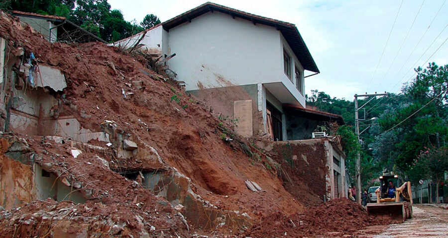 Riscos ambientais - Habitantes em áreas de risco estão sujeitos a danos humanos e materiais - Foto: Paulo Hebmuller/Arquivo Jornal da USP