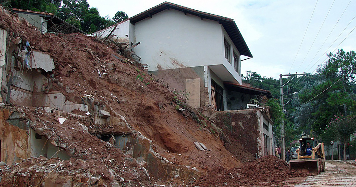 Riscos ambientais - Habitantes em áreas de risco estão sujeitos a danos humanos e materiais - Foto: Paulo Hebmuller/Arquivo Jornal da USP