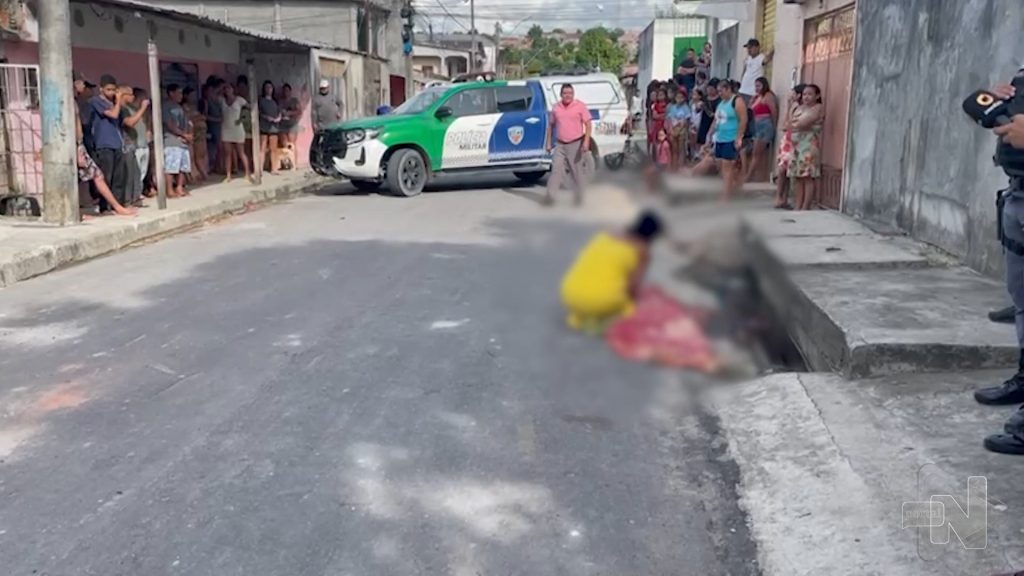 Suspeitos gravam corpo após execução a tiros na Zona Leste de Manaus