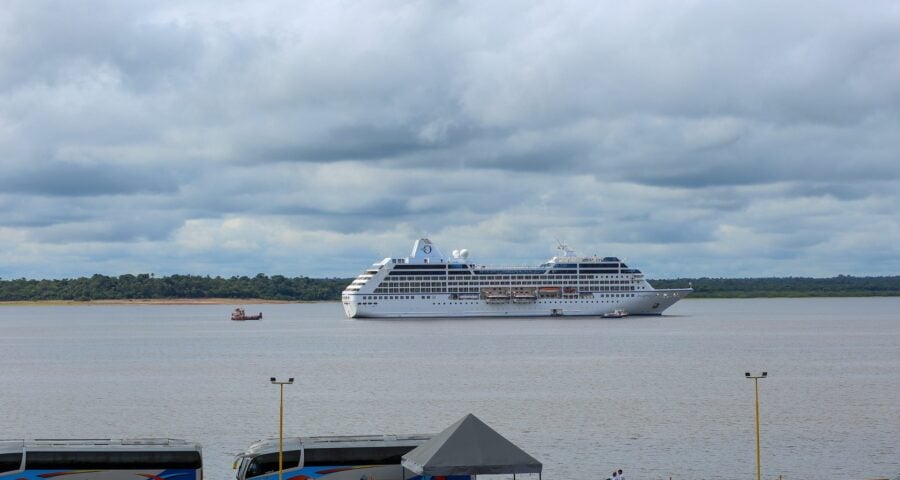 Temporada de Cruzeiros - transatlântico Insígnia, da empresa marítima Oceania Cruises, no porto de Manaus,