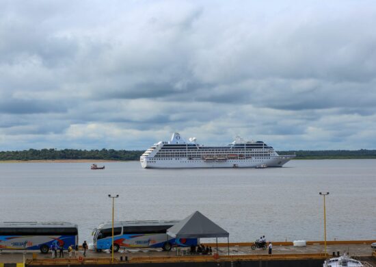 Temporada de Cruzeiros - transatlântico Insígnia, da empresa marítima Oceania Cruises, no porto de Manaus,